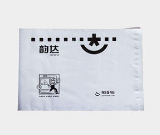 塑料快遞袋使用較多的是用聚乙烯材料做成，具有成本低，使用方便，防水性能好的特點(diǎn)。多用于運(yùn)送文件、單據(jù)、資料、貨物等所包裝用的袋子。又稱為速遞袋、郵寄袋、快遞打包袋。體輕，富有彈性，有良好的抗沖擊性，無毒、無味、防潮、耐腐蝕，環(huán)保性較強(qiáng)，并且回收力度較大。