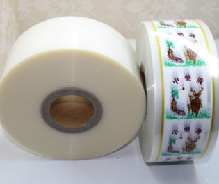 "食品復(fù)合膜是由PE等薄膜材料符合而成， 廣泛適用于包裝、食品、藥品等產(chǎn)品，具有環(huán)保、無臭無異味、熱封性能好、阻隔性好、遮光性強(qiáng)、耐油、強(qiáng)度高等特點(diǎn)。"