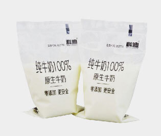 牛奶包裝袋是由三層或兩層共擠吹膜機(jī)生產(chǎn)而成。 成品膜印刷效果好，保香阻氧，安全衛(wèi)生，低碳環(huán)保，耐擠壓刺穿性強(qiáng)。