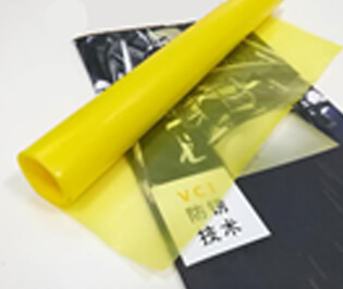 本公司采用三層共擠吹膜機(jī)，由內(nèi)層模體、中層模體、外層膜體組成，分別將三層共擠的膜體配方進(jìn)行配比，配三種不同屬性的合金擠出機(jī)，配套合適的高精度模具和德系風(fēng)環(huán)，均勻混合擠出，一次性吹制的薄膜。本公司設(shè)備吹制的防銹膜在不破損的情況下，使用壽命長，防銹能力強(qiáng)，成本低等特點(diǎn)。